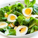 Nüsslisalat mit Ei